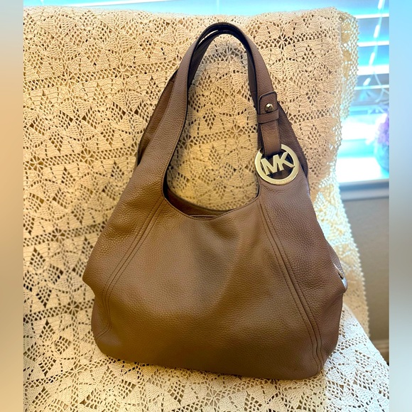 Michael Kors Handbags - Beautiful Michael Kors hobo bag